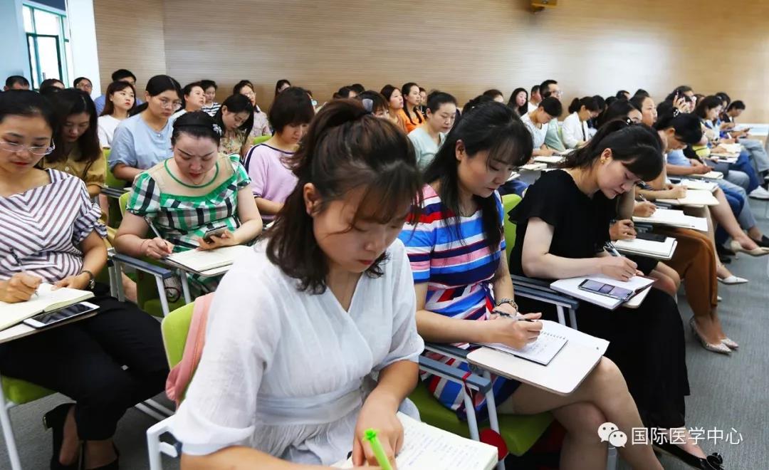 西安國際醫(yī)學(xué)中心舉辦為期兩天的科主任、護(hù)士長培訓(xùn)