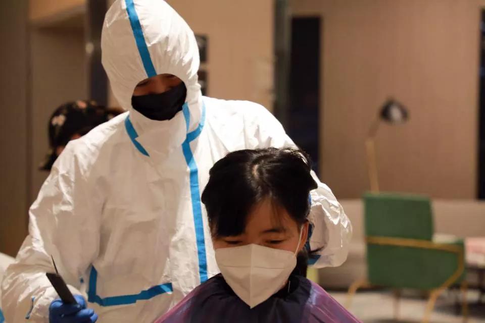 100多位赴武漢醫(yī)療隊女隊員“削”掉秀發(fā) ——武漢市委秘書長說，疫情過去一定為你們請功！