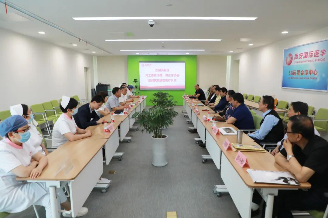 書法送祝福 筆墨贊英雄——西安高新區(qū)黨工委宣傳部、書法家協(xié)會(huì)一行致敬最美逆行者