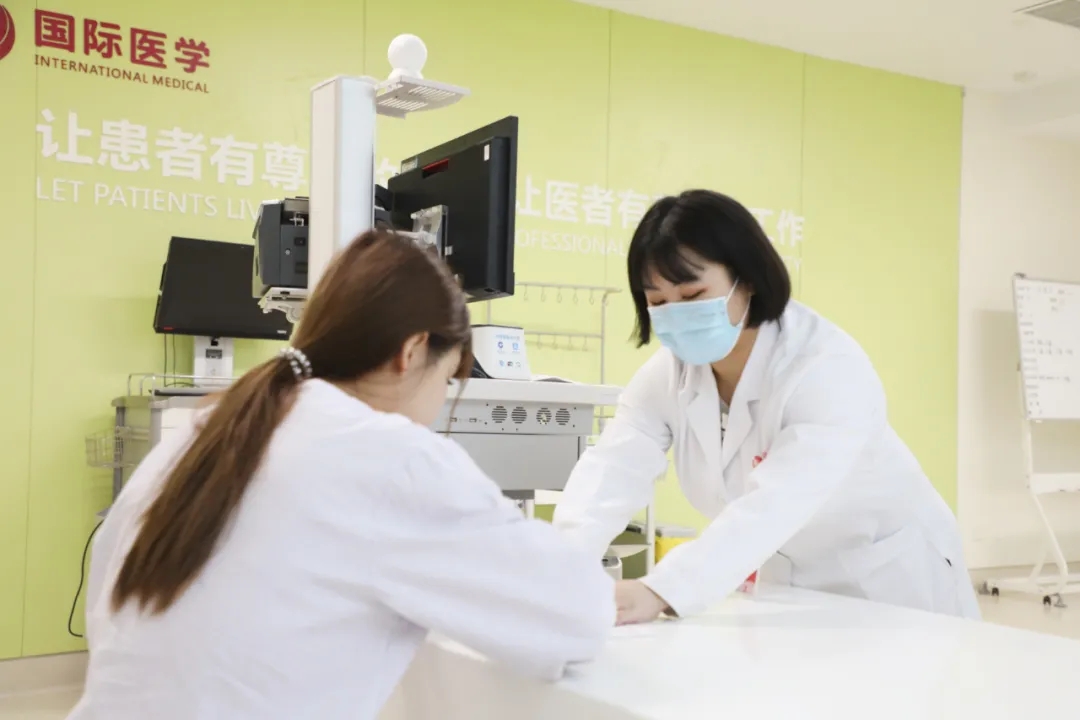 出院手續(xù)床前辦理，「移動(dòng)結(jié)算車」便民又惠民！