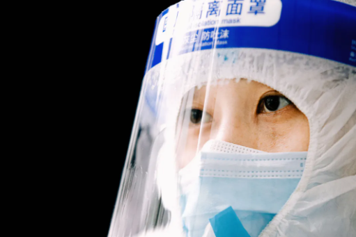 你穿防護服的樣子，真好看！