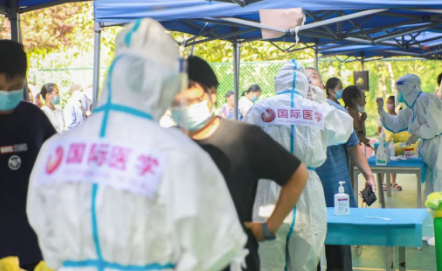 泡白的雙手，濕透的衣服，高溫天氣下的這些“大白”讓人心疼