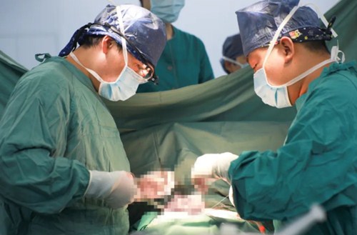 復(fù)診首日，市民排隊掃碼，有序就診……
