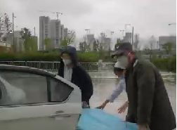 大雨天突遇車(chē)禍，從安保到醫(yī)護(hù)人員接力營(yíng)救