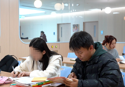 治療、學(xué)習(xí)兩不誤！病房里開(kāi)啟了“小課堂”