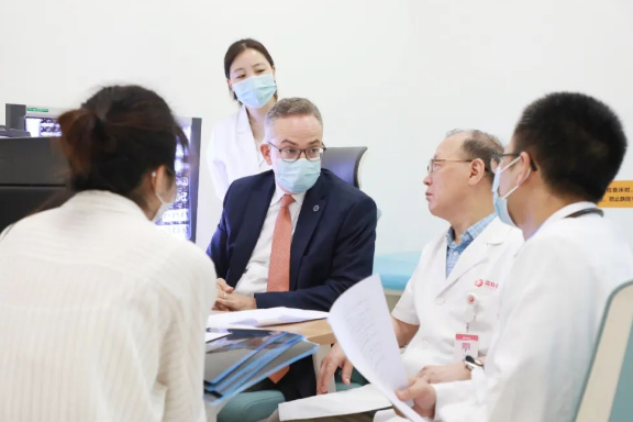門診、查房、學術交流……全美排名第一的妙佑醫(yī)療國際專家團隊參與“首屆國際醫(yī)學高峰論壇”國際診療日活動