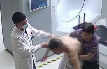 驚險！患者險些跌倒，醫(yī)生跳過治療床扶患者