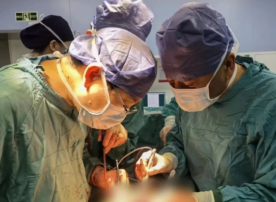 有實力有擔當！他完成了這臺“無人敢接”的高難度手術(shù)