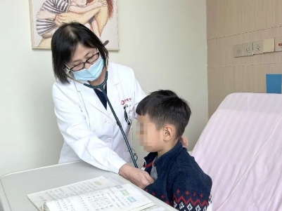 支原體肺炎來(lái)了！住院扎堆，學(xué)習(xí)桌搬到病房，孩子邊寫(xiě)作業(yè)邊打點(diǎn)滴