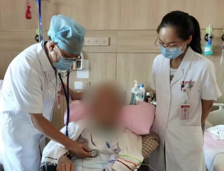 多次渡過險(xiǎn)關(guān)，身患重疾的92歲老人在醫(yī)院度過了四個(gè)不平凡的生日