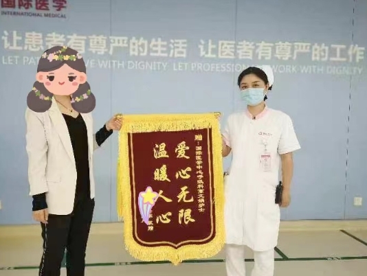 點贊正能量！95后護(hù)士救下走失老人 暖心一扶顯大愛