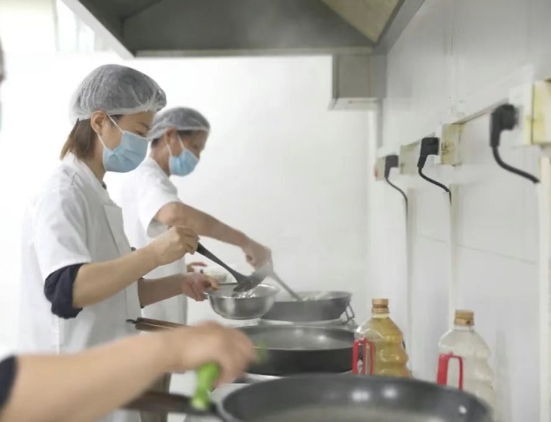 灶火燃起時，醫(yī)院飄出“家的味道”